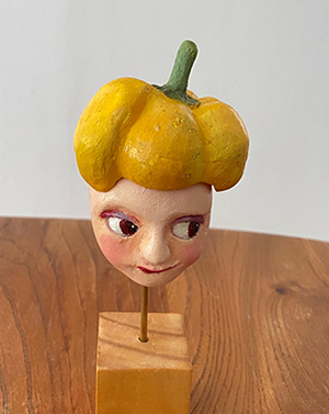 Who amI （黄パプリカちゃん）　H150mm x W50mm x D60mm（レジン・油絵具など）