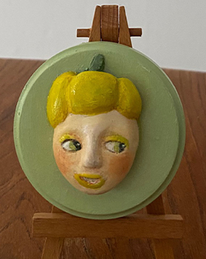 黄パプリカちゃん　H75mm x W75mm x D50mm（レジン・油絵具など）