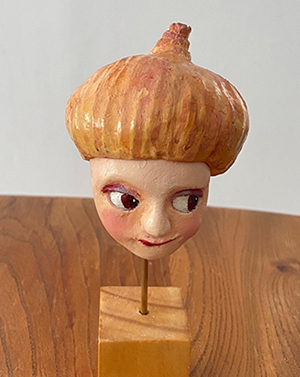 Who amI （たまねぎん）　H150mm x W50mm x D60mm（レジン・油絵具など）